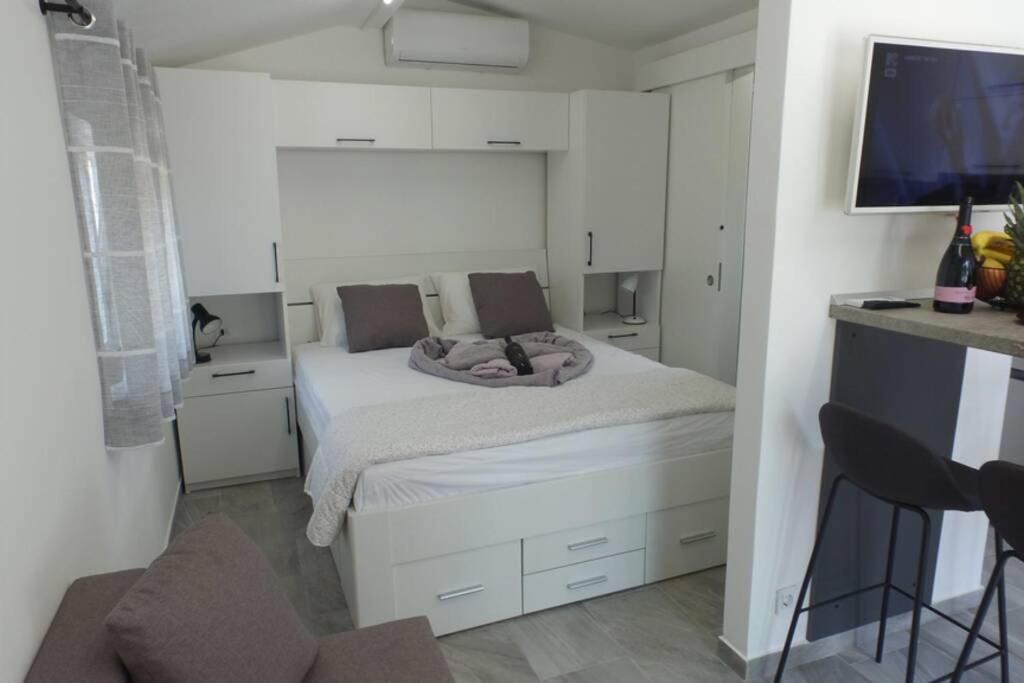 Apartment In Park Forest Soline Near The Sea Pjescana Uvala Dış mekan fotoğraf